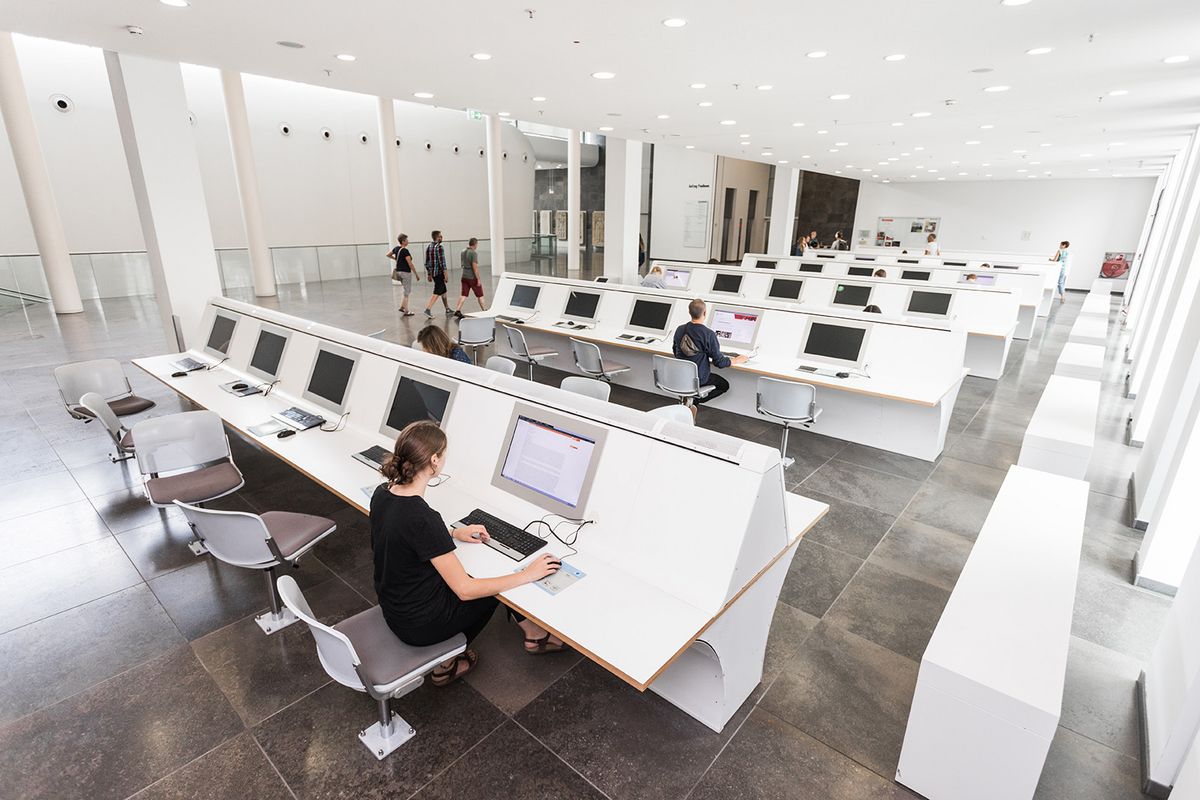 enlarge the image: Studierende nutzen den modernen Computer-Pool im Augusteum der Universität Leipzig.