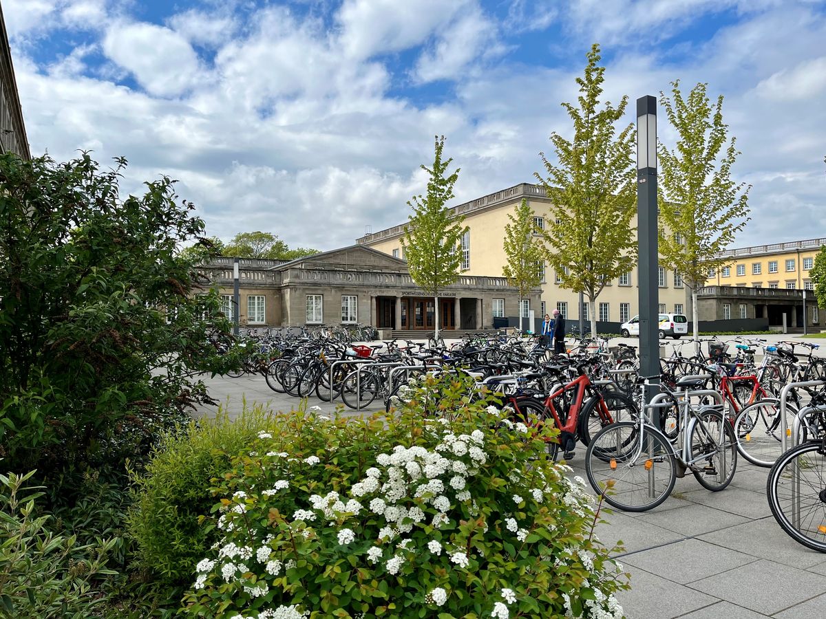 zur Vergrößerungsansicht des Bildes: viele Fahrräder stehen auf der Freifläche der Sportwissenschaftlichen Fakultät vor der Pausenhalle Süd