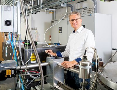 Prof. Dr. Marius Grundmann im Labor