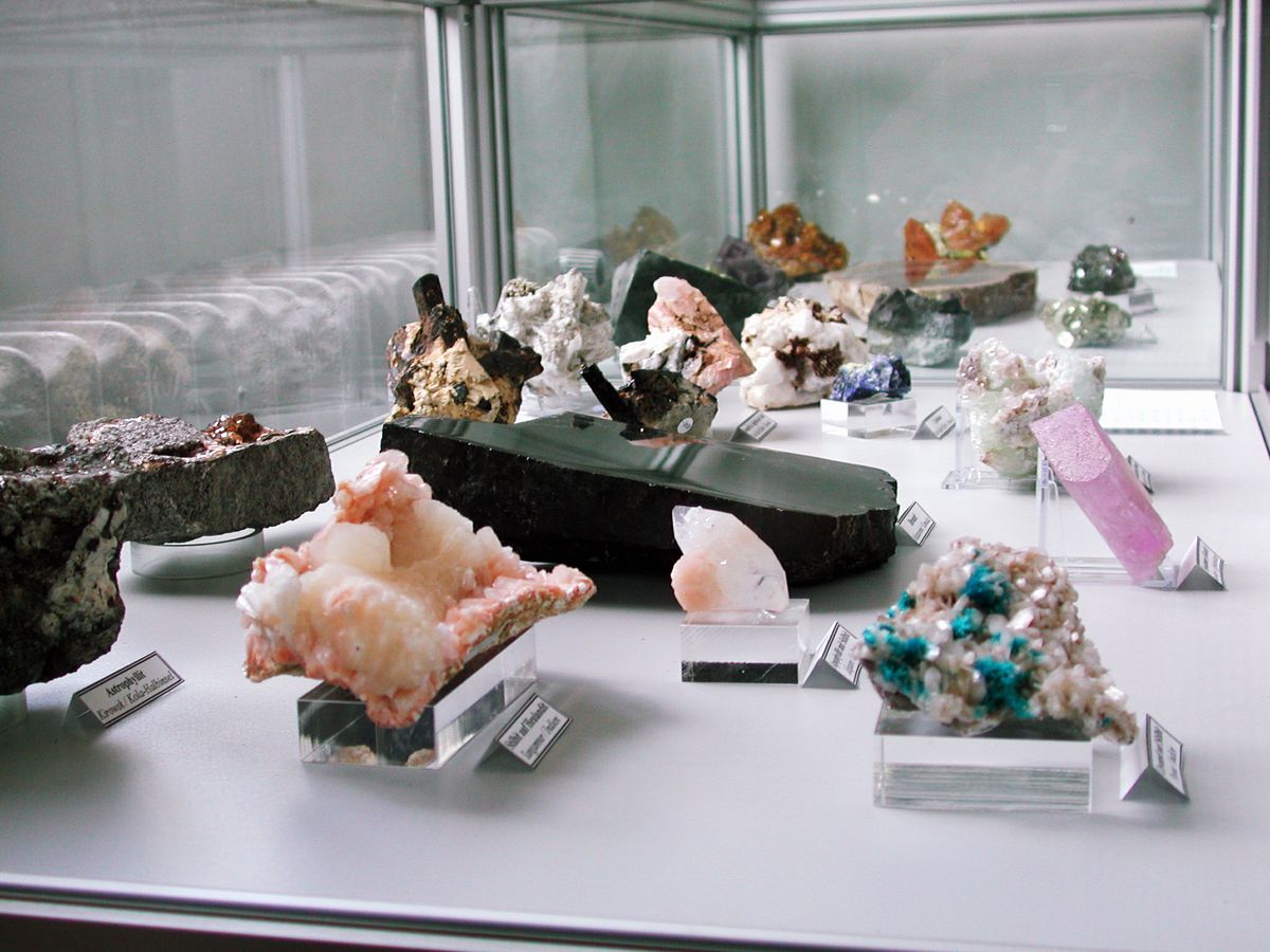 enlarge the image: Verschiedene Mineralien und Gesteine in einem Schaukasten