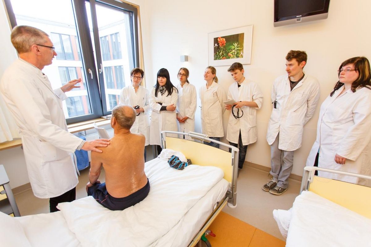 enlarge the image: Dentistry students at Leipzig University.