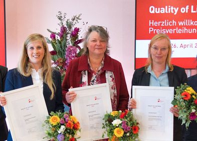Der Quality of Life Preis der Lilly Deutschland Stiftung wurde für herausragende Forschungsarbeiten zur gesundheitsbezogenen Lebensqualität verliehen. Prof. Anja Hilbert (rechts) wurde für eine Studie zur Adipositasforschung ausgezeichnet. ©Steffen Hildenbrand