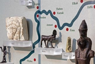 Foto: Ausschnitt des Nildeltas mit Figuren von heimischen Gottheiten