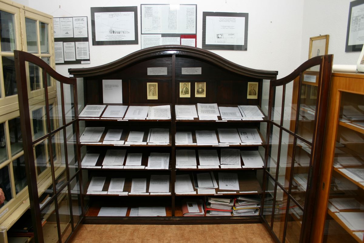 zur Vergrößerungsansicht des Bildes: Ein Schrank voller historischer Dokumente und Instrumente aus der veterinärmedizinhistorischen Sammlung