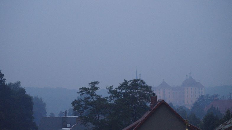 Der Rauch eines großen Waldbrandes in der Sächsisch-Böhmischen Schweiz sorgte am 25.07.2022 in der Region Dresden für erhöhte Feinstaubwerte und verringerte Sicht.